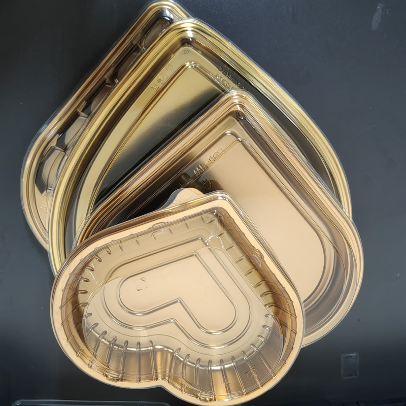 Customized heart shaped black gold bottom fruit container with transparent lid vacuum formed plastic PET packaging for disposable chocolate candy boxes for supermarkets